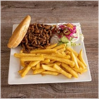 Met friet, salade en saus apart