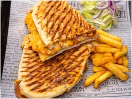warm gegrilde panini met grillworst,rodi ui,knapperige sla en samuraisaus.Inclusief friet.
